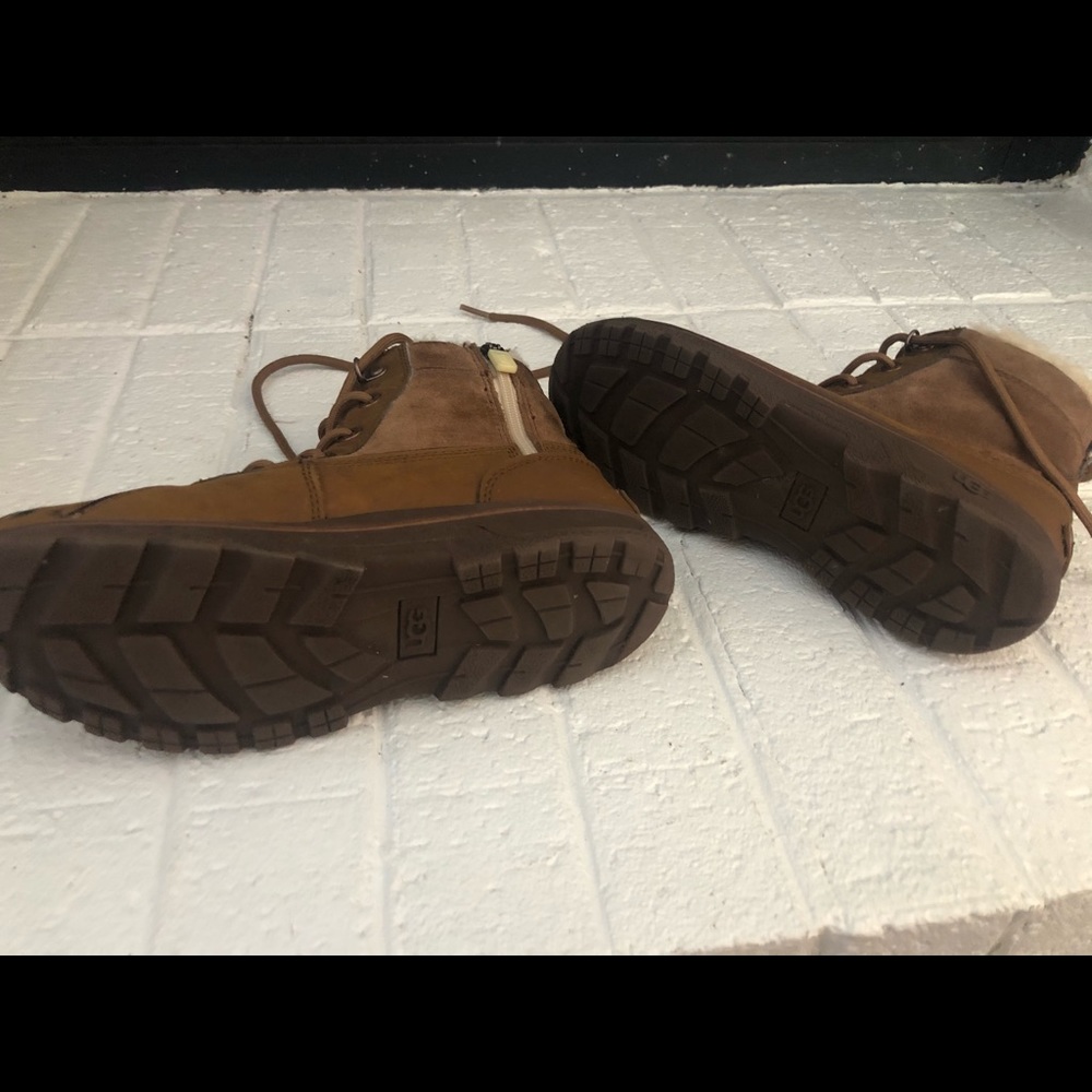 Kids UGG Boots - Picture 3 of 4